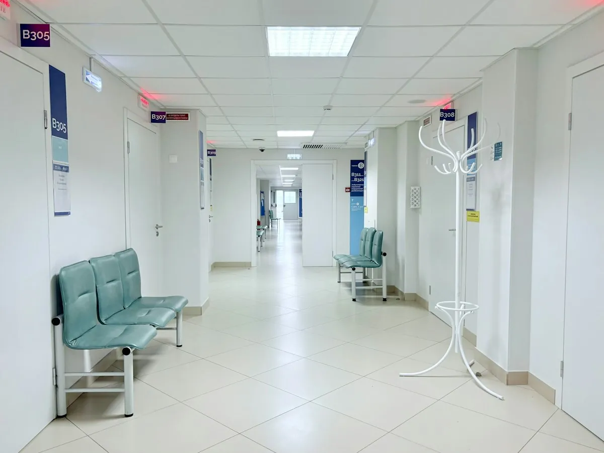 Couloir d'hôpital avec des chaises d'attente