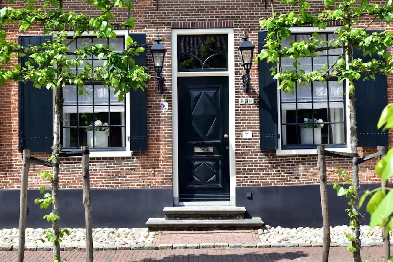 Façade de maison en briques avec sa porte d'entrée