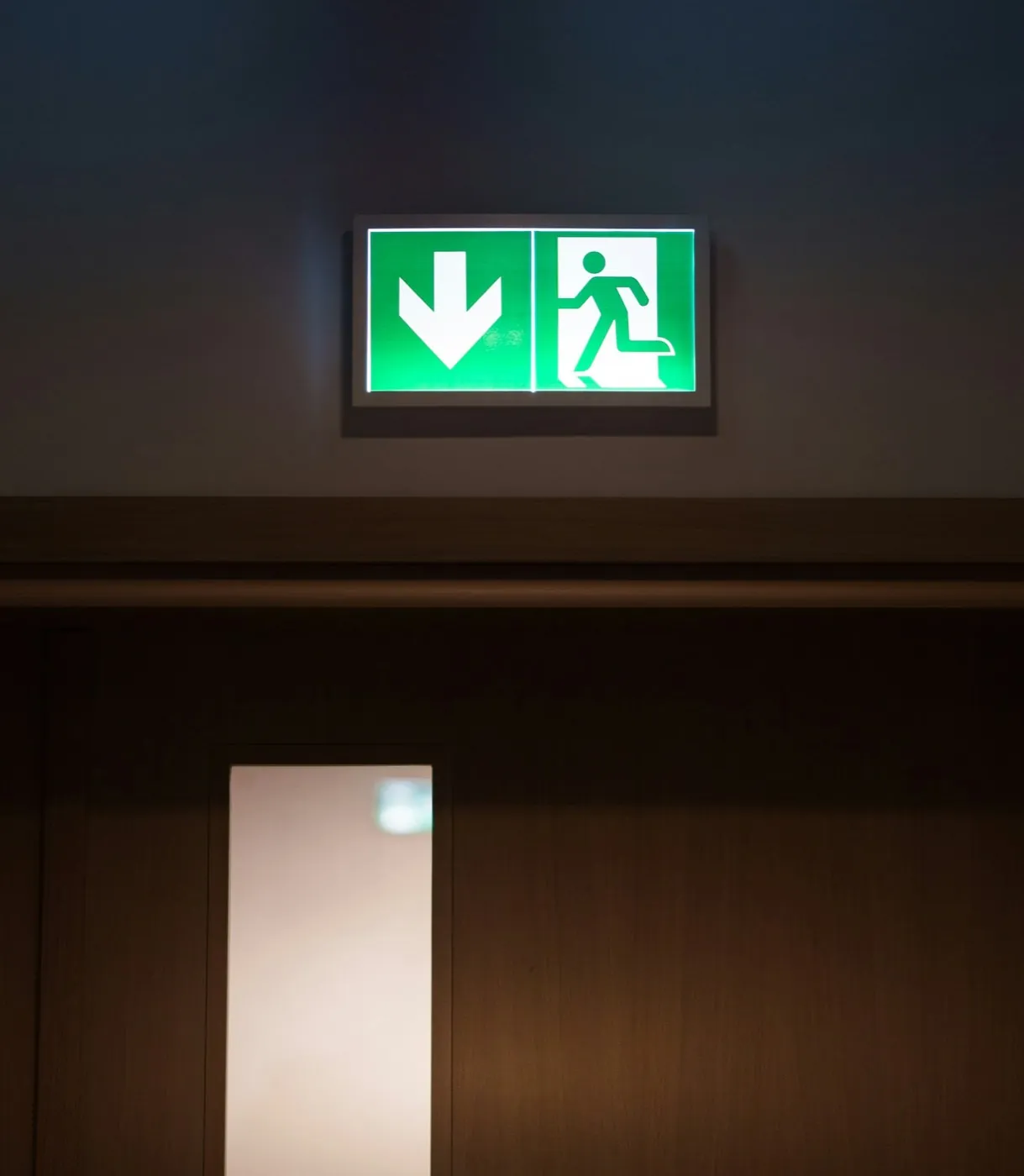 Panneau de sortie de secours au-dessus d'une porte