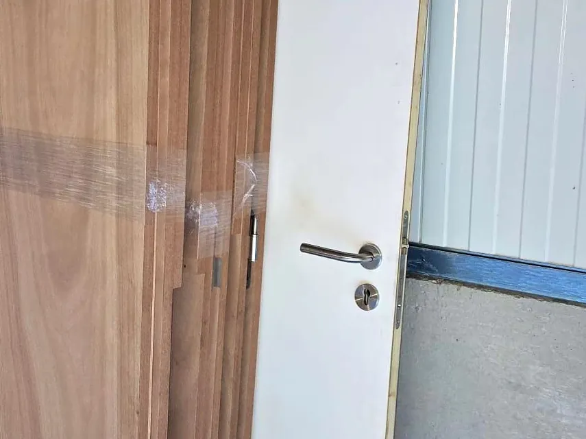 Porte en bois protégée par un film avant la pose