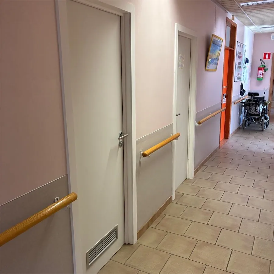 Porte dans un couloir équipé d'une main courante