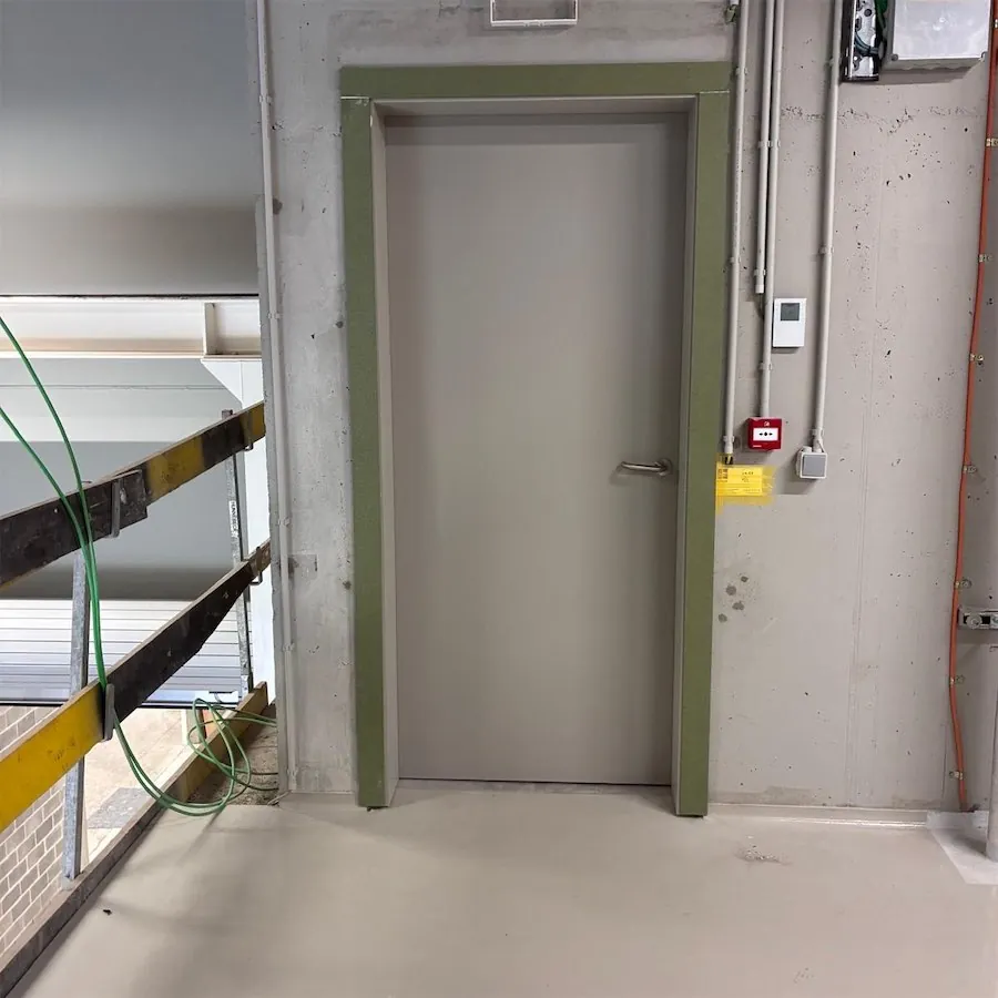 Porte coupe-feu grise dans un parking