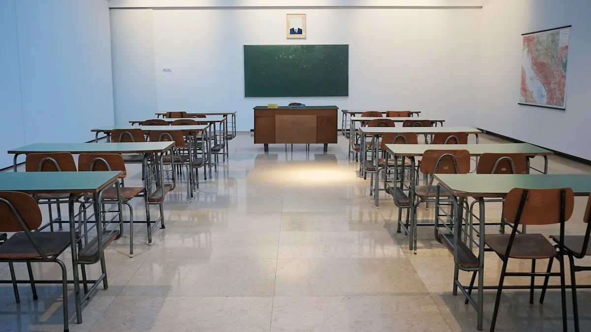 Salle de classe avec bancs et tableau